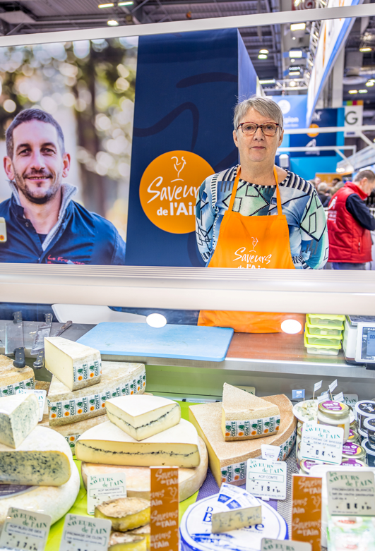 Departement_AIN's tweet photo. 🐷🐮🐔L’#Ain à Paris ! Les produits du département sont à l’honneur sur le stand @saveursdelain : vins du Bugey, volailles de Bresse, comté, Bleu de Gex, crème & beurre de Bresse, poissons de Dombes,bières... @Salondelagri @ChambAgri01 #gastronomie #AOP #AOC #SIA2022 #icicestlain https://t.co/khg1BjXAa1