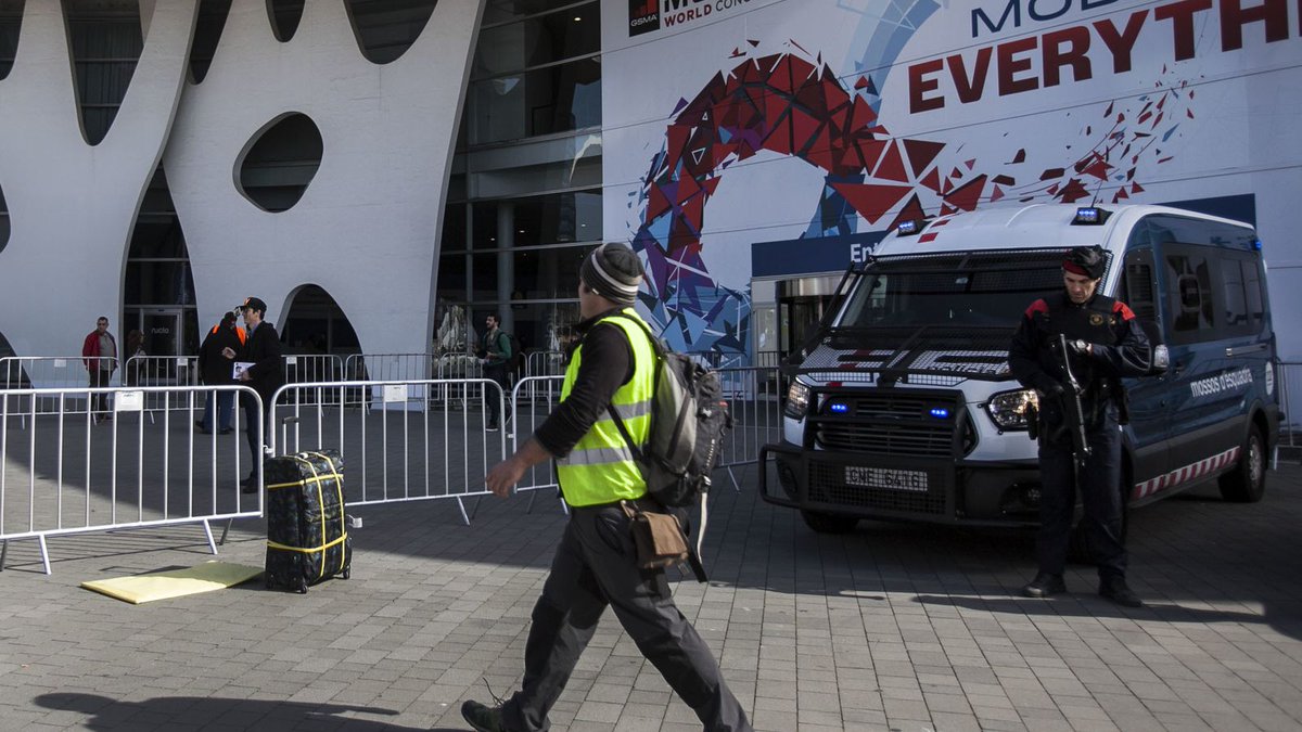 🚨 Detenido un ladrón con 35 antecedentes tras colarse en el #MobileWorldCongress2022

El hombre se hizo pasar por congresista en el evento y saltó una valla de acceso