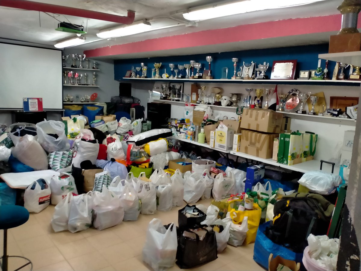 CRMajadahonda's tweet image. Día y medio de recogida de material para Ucrania, y lo que queda! Muchas gracias. Podéis seguir trayendo cosas estamos de 9 a 22 h en el campo de Rugby de Majadahonda.  @MajadahondaAyto