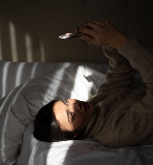 SueScheff's tweet photo. #Parenting today we need to understand how #tech affects #teens' sleep &amp; #mentalhealth - it's important to be an educated #parent. Learn more: https://t.co/ocxYqXr6DK  #teenhelp #helpyourteens #parentingtips https://t.co/R9cMlgZ4mi