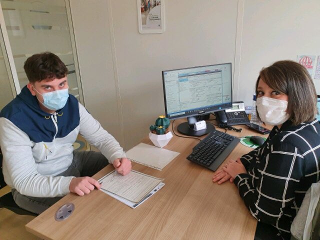 JOUVEThomas42's tweet photo. 1er #ContratEngagementJeune signé par Côme @poleemploi_ara #roanne.
Il s’engage avec sa conseillère Marie dans un #accompagnement personnalisé et intensif  vers l’emploi. 
#1jeune1solution #CEJ https://t.co/ZtzLQE1iHT