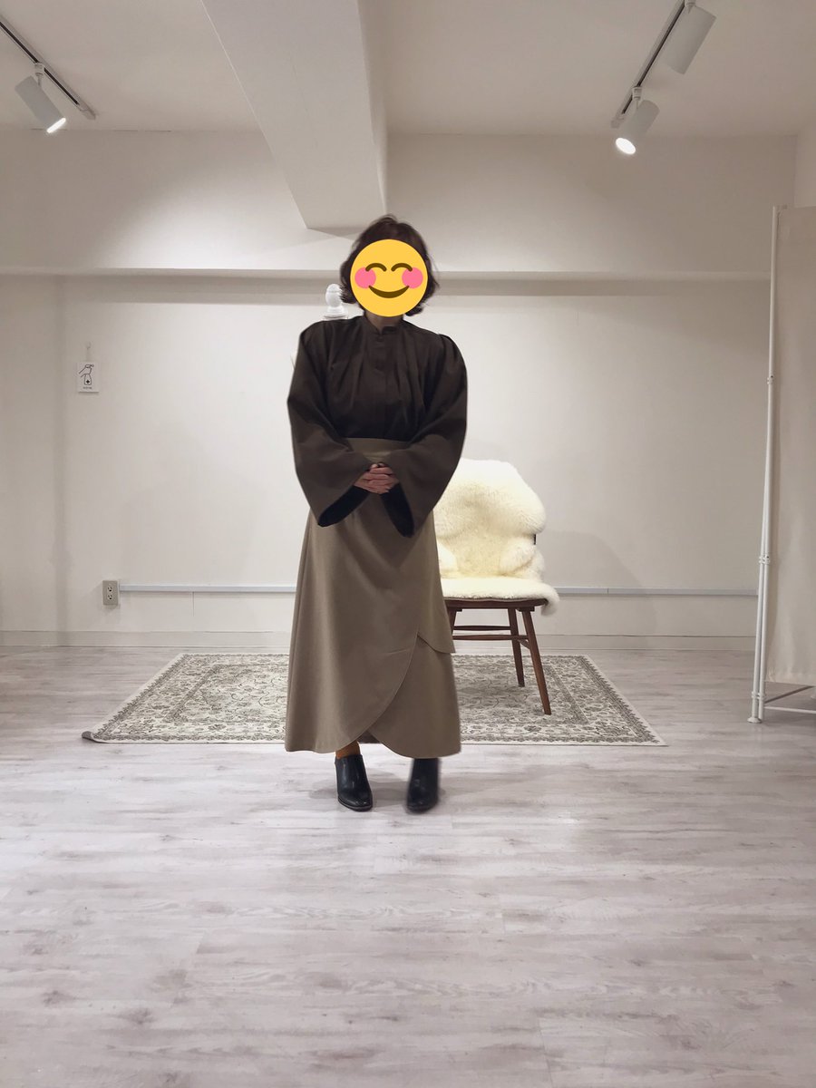 abbey_rabb_3103's tweet photo. #profloom
スカートは新作のようです📢
スリーインタックブラウス
どちらもポリ素材で柔らかくもシワにならない素敵。見た目より柔らかい生地でお上品かも😍

#シロンポリン　CIRON-POLINE
売れちゃったけど💞
甘々！ブラウスの生地はシアー系のガサガサじゃなくてふんわりでした https://t.co/72ztPHVMvZ