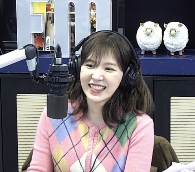 ตั้งแต่เวนดี้มาเป็นดีเจ Youngstreet ก็มีคนฟังใหม่เพิ่มขึ้น มีหลายคนส่งข้อความมาชมการจัดรายการของวาน บางคนก็บอกว่าเป็นแฟนคลับวานเพราะฟังยังสตรีท มีตั้งแต่น้องๆ ประถมจนถึงคุณลุงคุณป้าที่ไปหาวิธีโหลดแอพมาเพื่อฟังโดยเฉพาะ ทุกครั้งที่ได้รับคำชมก็จะขอบคุณตลอด ดีเจเวนดี้สุดยอด 👏