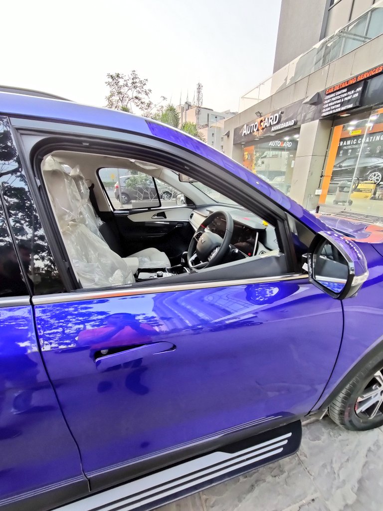 HareshPurohit99's tweet photo. #AnandMahindra #Mahindra #XUV700 

Respected sir &amp; team Mahindra,
Big design failure in New XUV700. You people made wonderful car with all luxury features but there is huge design error in front two window pannel. It's noticeable. https://t.co/nJchDMbtmZ