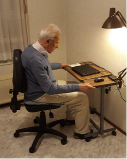 KleinDochteren's tweet photo. Oud-scheidsrechter Frans Vos wordt op 8 maart 100 jaar. Stuur Frans een verjaardagskaart.  Frans Vos, Albert Hahnweg 125, 7242 ED Lochem https://t.co/HeNt5x4DQT