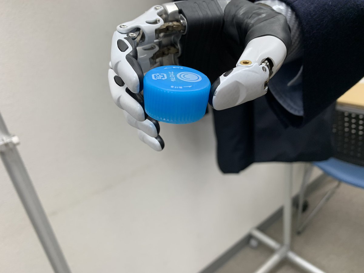 CyanKuni's tweet image. 練習あるのみ！
義手は使ってなんぼ😆

#筋電義手
#義手  #bebionic3 #手 #右手
#親指 #人差し指 #中指 #薬指