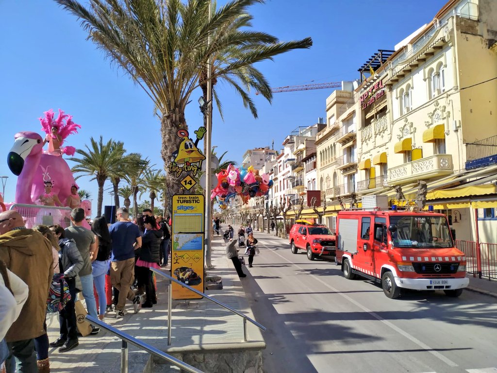 BombersSitges's tweet image. Aquest matí hem realitzat el preventiu de la rua infantil de @SitgesCarnaval conjuntament amb @policiaSitges @AjSitges. Imatges de @Vilanova72