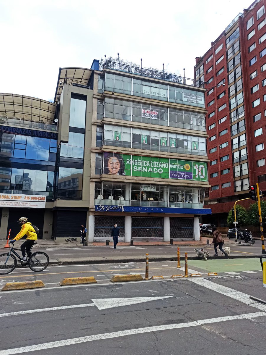 MiguelUribeT's tweet image. Claudia López permite publicidad ilegal de su pareja y de sus socios políticos, pero persigue a quienes nos oponemos a su pésima administración.

Publicidad de Angélica y Katherine es ilegal, no puede estar sobre ventanas.