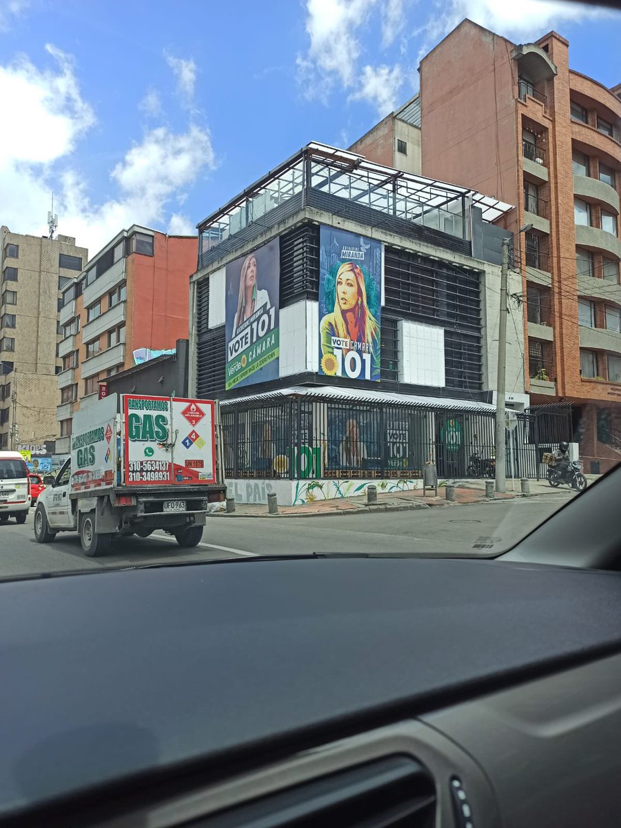 MiguelUribeT's tweet image. Claudia López permite publicidad ilegal de su pareja y de sus socios políticos, pero persigue a quienes nos oponemos a su pésima administración.

Publicidad de Angélica y Katherine es ilegal, no puede estar sobre ventanas.