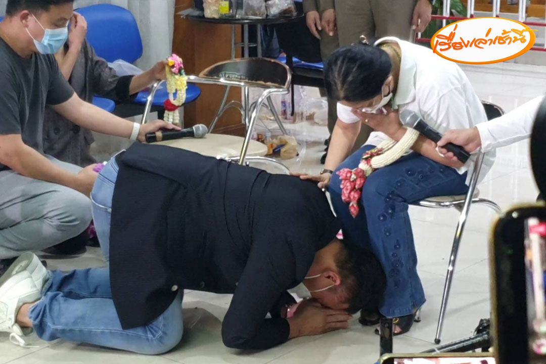 MorningNewsTV3's tweet photo. ปอ , เบิร์ต , กระติก นำพวงมาลัย ขอขมาแม่และพี่ชายแตงโม โดยแม่ให้อภัย  ปอ และ เบิรต์ รับพวงมาลัย และกอดกัน 

ส่วนกระติก แม่ไม่ให้อภัย และถามรายละเอียดเหตุการณ์ต่อหน้าสื่อ กระติกโต้เถียงแม่ทุกคำถาม โดยมีคำถามคาใจ ที่แม่ถามว่า เมื่อรู้ว่าแตงโมตกน้ำ ทำไมไม่ช่วย 

#เรื่องเล่าเช้านี้ https://t.co/vC2RPyDvxZ