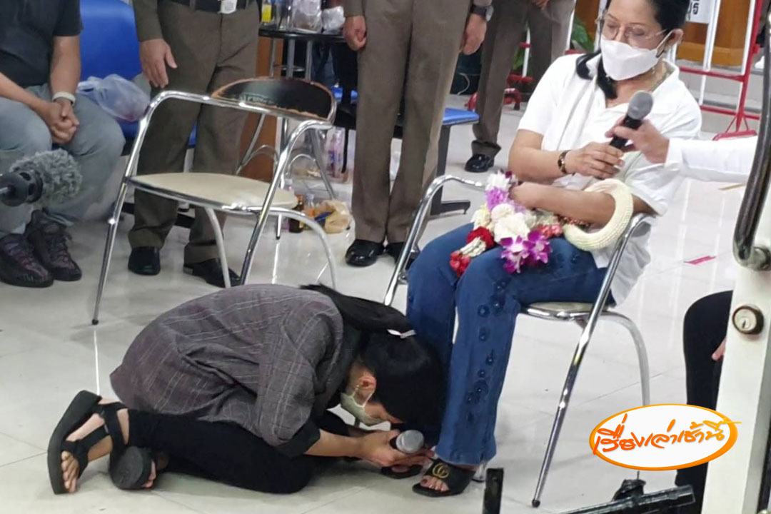 MorningNewsTV3's tweet photo. ปอ , เบิร์ต , กระติก นำพวงมาลัย ขอขมาแม่และพี่ชายแตงโม โดยแม่ให้อภัย  ปอ และ เบิรต์ รับพวงมาลัย และกอดกัน 

ส่วนกระติก แม่ไม่ให้อภัย และถามรายละเอียดเหตุการณ์ต่อหน้าสื่อ กระติกโต้เถียงแม่ทุกคำถาม โดยมีคำถามคาใจ ที่แม่ถามว่า เมื่อรู้ว่าแตงโมตกน้ำ ทำไมไม่ช่วย 

#เรื่องเล่าเช้านี้ https://t.co/vC2RPyDvxZ