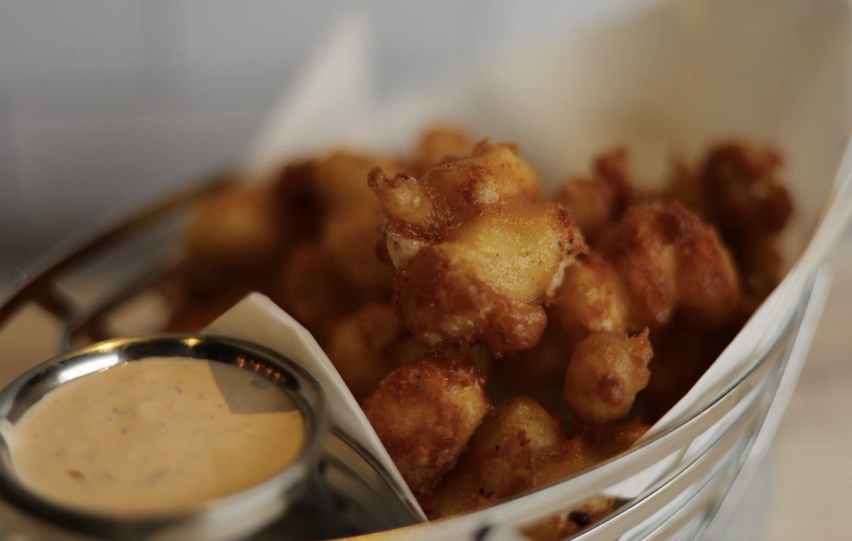 CentralWaukee's tweet photo. Cheese curds make all the days that end in “y” better…

#eatlocal #cheesecurds #friedcheeseoneverything #beerbattered #instafood #wheresmybeer #fattuesday #waukee #desmoines https://t.co/sgggE6UAm3