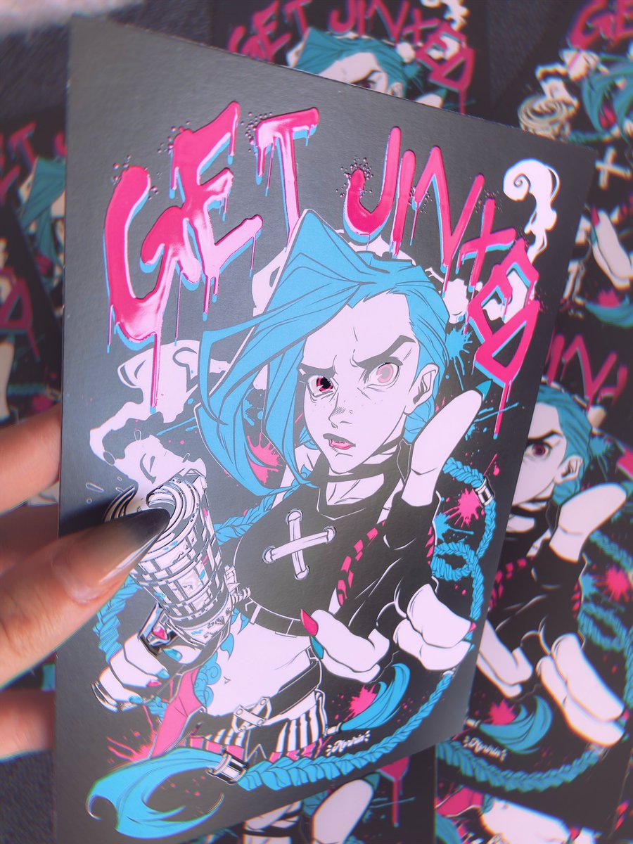 โจPrint GET JINXEDโจ
-A5
-Acabado exclusivo en gloss por delante y por detrรกs
-De ๐REGALO๐ con la compra de la camiseta con el mismo motivo