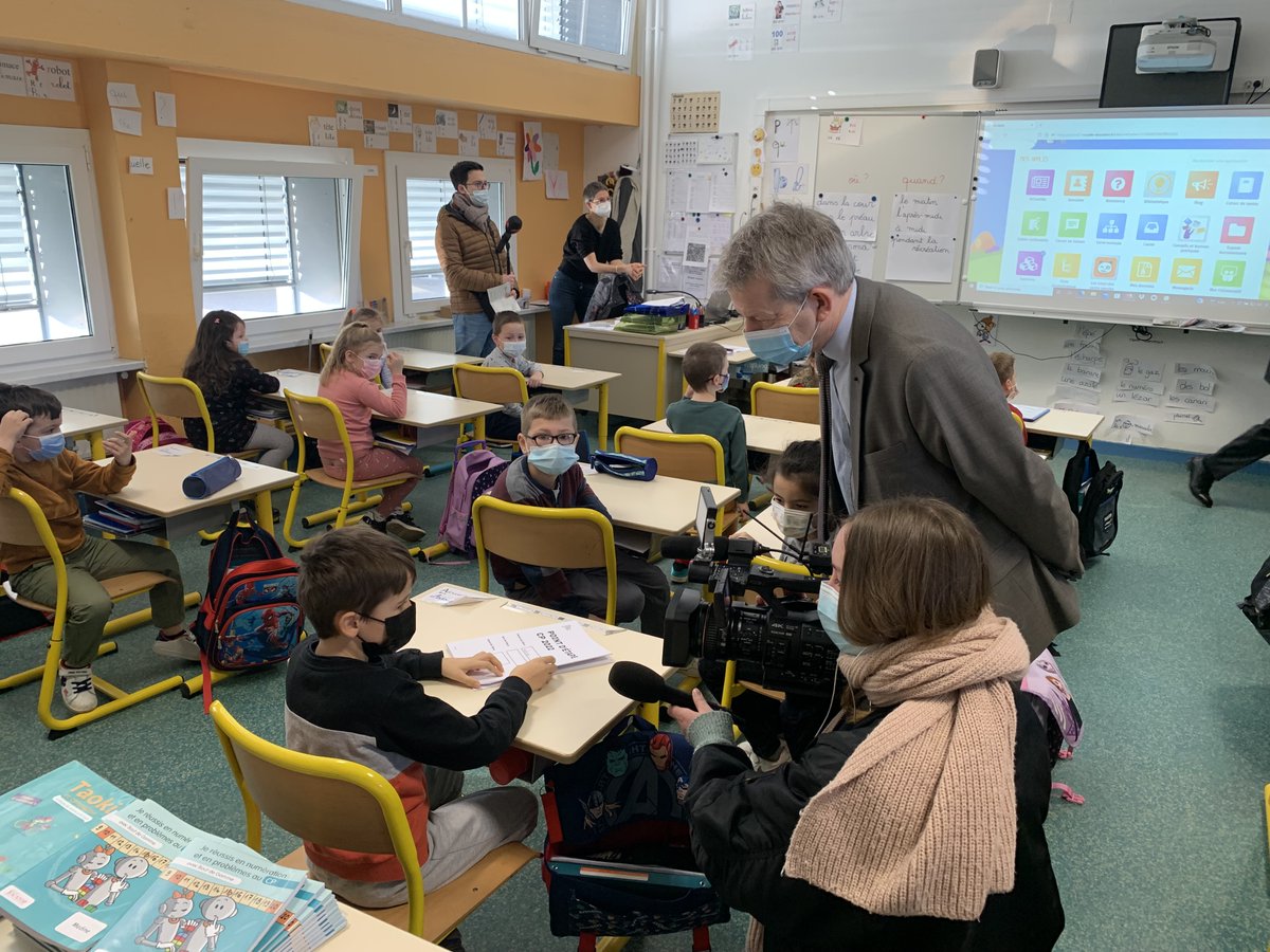 Dsden57's tweet photo. Evaluations nationales mi-CP à Sarralbe : Visite de M. Cottet #DASEN57 à l'école primaire R. Schuman en présence de Mme Trisse, Députée de la circonscription, M. Didiot, Maire de Sarralbe et Mme Cristinelli-Fraiboeuf, Conseillère départementale du canton. https://t.co/P2M913SxMN