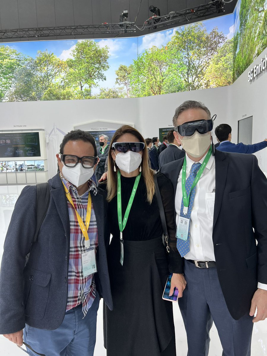 samirestefan's tweet image. El licenciado @pachomiranda gozando de la #RealidadAumentada en el #MVC2022 @Huawei_Colombia con @lbenitezt @cgsolomong