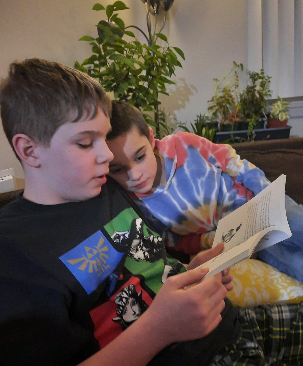 The Lindsey family enjoying having a family member to read with on the bingo game for <a href="/OsobRidge/">Ridge One School One Book</a>  #RidgeEsrocks 📘🐧