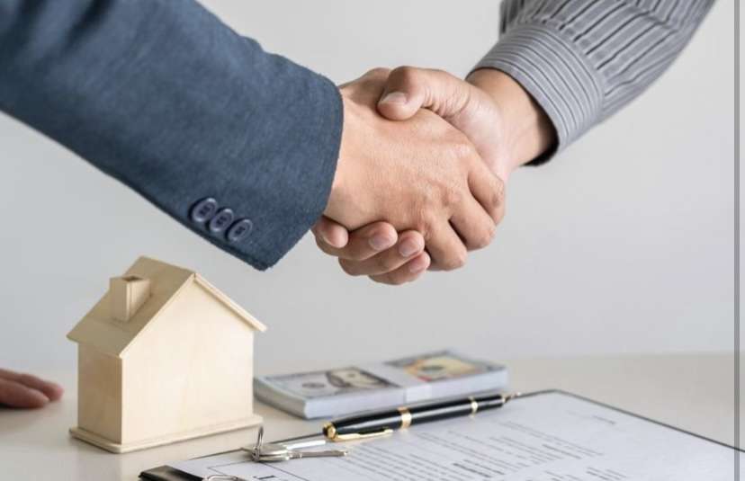 InterColoc's tweet image. Bonjour à tous😁

Nous sommes 4 étudiants de BTS MCO  qui ont pour projet de réaliser une entreprise fictive.

Nous avons donc choisi de créer une entreprise qui réunit les étudiants qui ont un budget moyen pour un logement et les personnes âgées ne souhaitant pas être seules.🏠