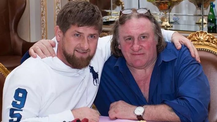 jmaphatie's tweet photo. Auj, Gerard Depardieu appelle à l’apaisement.
Hier, il faisait la bringue avec Ramzam Kadyrov qui a tué et torturé des dizaine de milliers de ses concitoyens tchétchènes. A l’époque, pas d’apaisement. Il profitait juste du gîte et du couvert. 
Écœurant, non?
#JeSuisWoke https://t.co/9oprWJA4HK