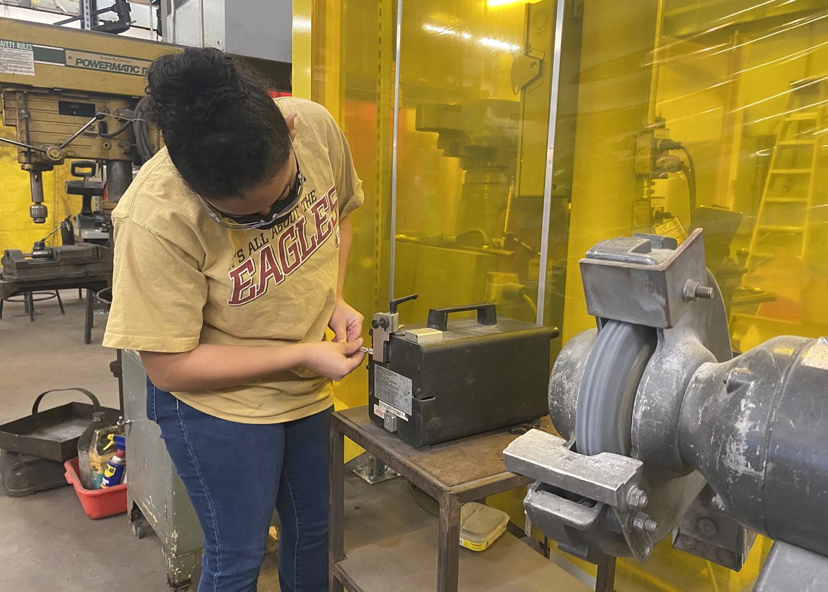 CareerTecTweets's tweet photo. It's #WomeninTrades Month, a time to shine a light on the #women working in the skilled trades and those who aspire to careers in the trades like these @CapRegionBOCES students! @capregchamber #SistersinTheBrotherhood #BOCESproud @nyschoolboards @nyschoolboards
@NYSCATE https://t.co/7AVCRwLrev