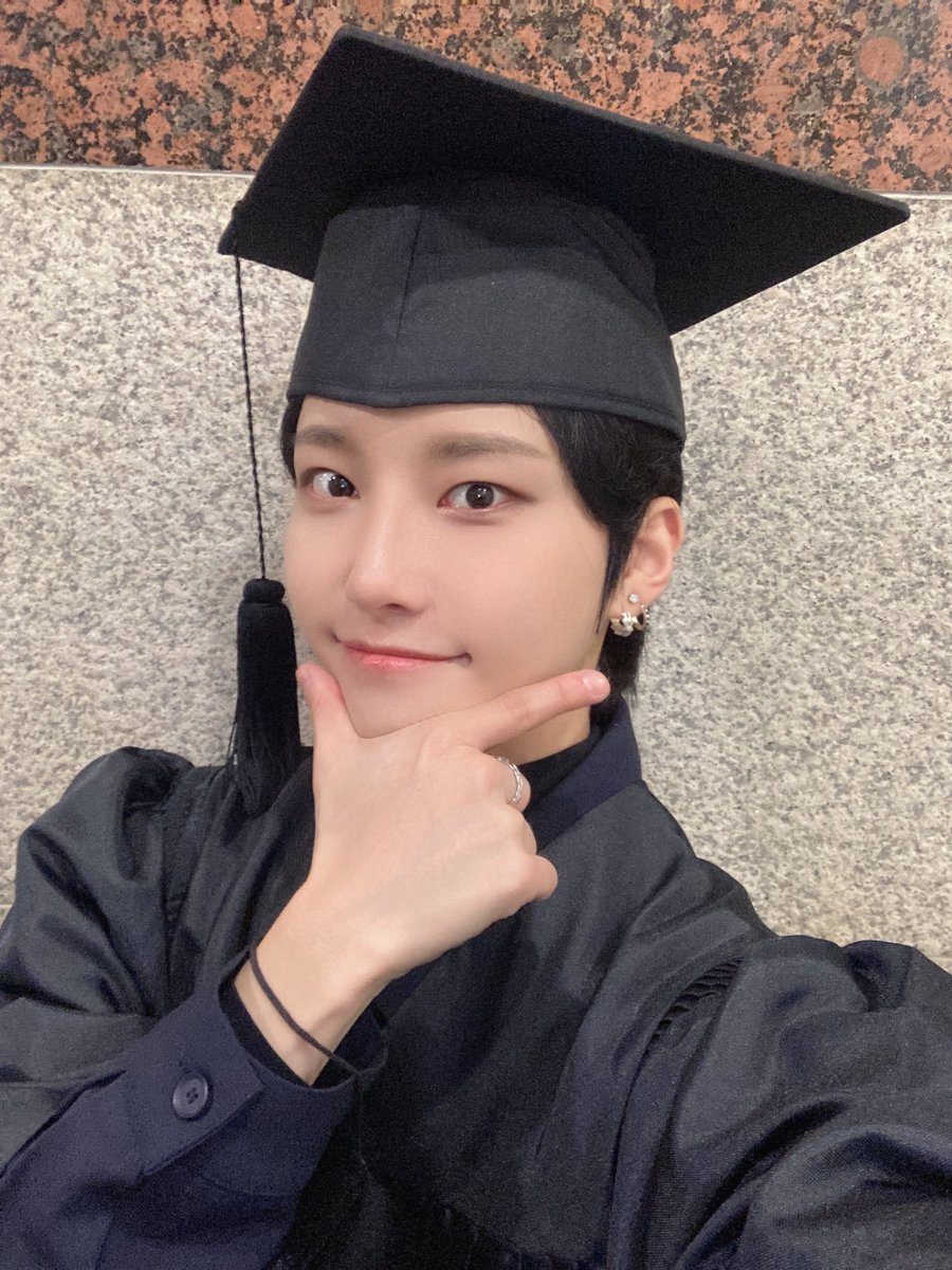 🎓졸업🎓 
축하해줘서 고마워 엘링❤️

#ELAST #엘라스트 #ChoiIn #최인