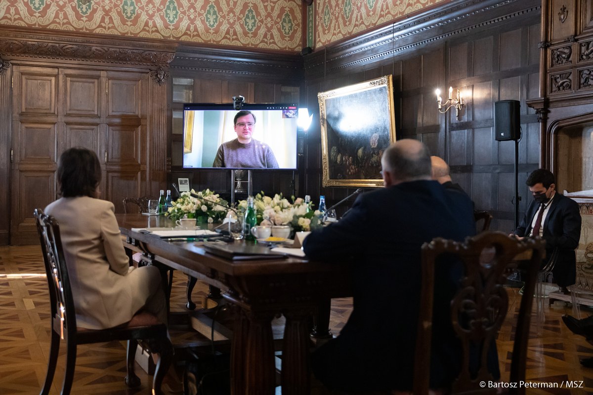 PolandMFA's tweet image. During the meeting in Łódź, foreign ministers of #WeimarTriangle spoke with FM of 🇺🇦 @DmytroKuleba.

The ministers of 🇵🇱🇩🇪🇫🇷 assured FM Kuleba of their support for Ukraine in the face of 🇷🇺 aggression.