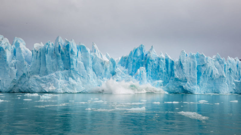 elagoradiario's tweet photo. ¿Sabías que, con 23.000 m², #Chile posee la mayor superficie de #glaciares de Sudamérica? El 63 % de estos se encuentran en la Patagonia, en una zona conocida como Campos de Hielo y considerada la tercera masa glaciar más extensa del mundo tras Antártida y Groenlandia. https://t.co/VurQ8CE4XI