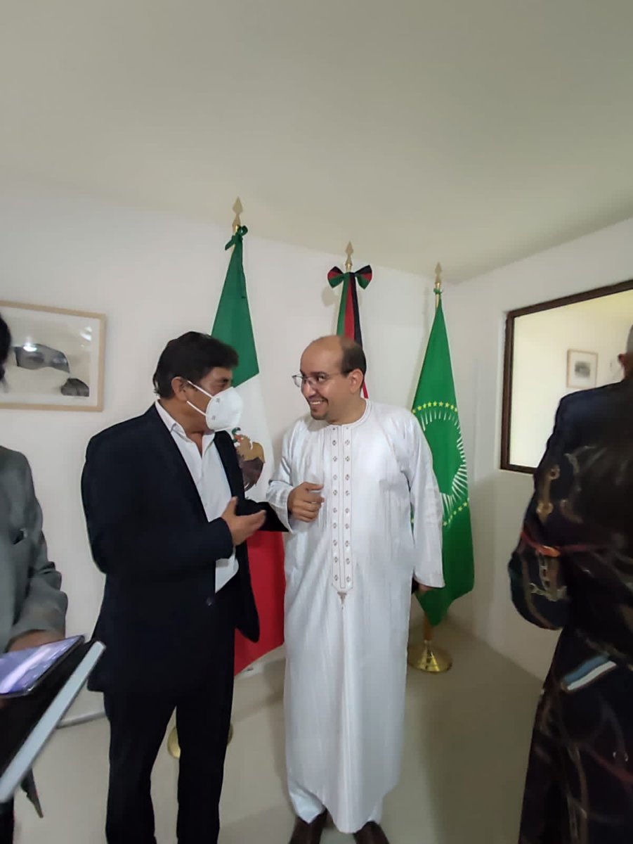 Armado_Azpeitia's tweet photo. Lazos de amistad con el embajador de Saharawi. https://t.co/uWEMQ8X76U