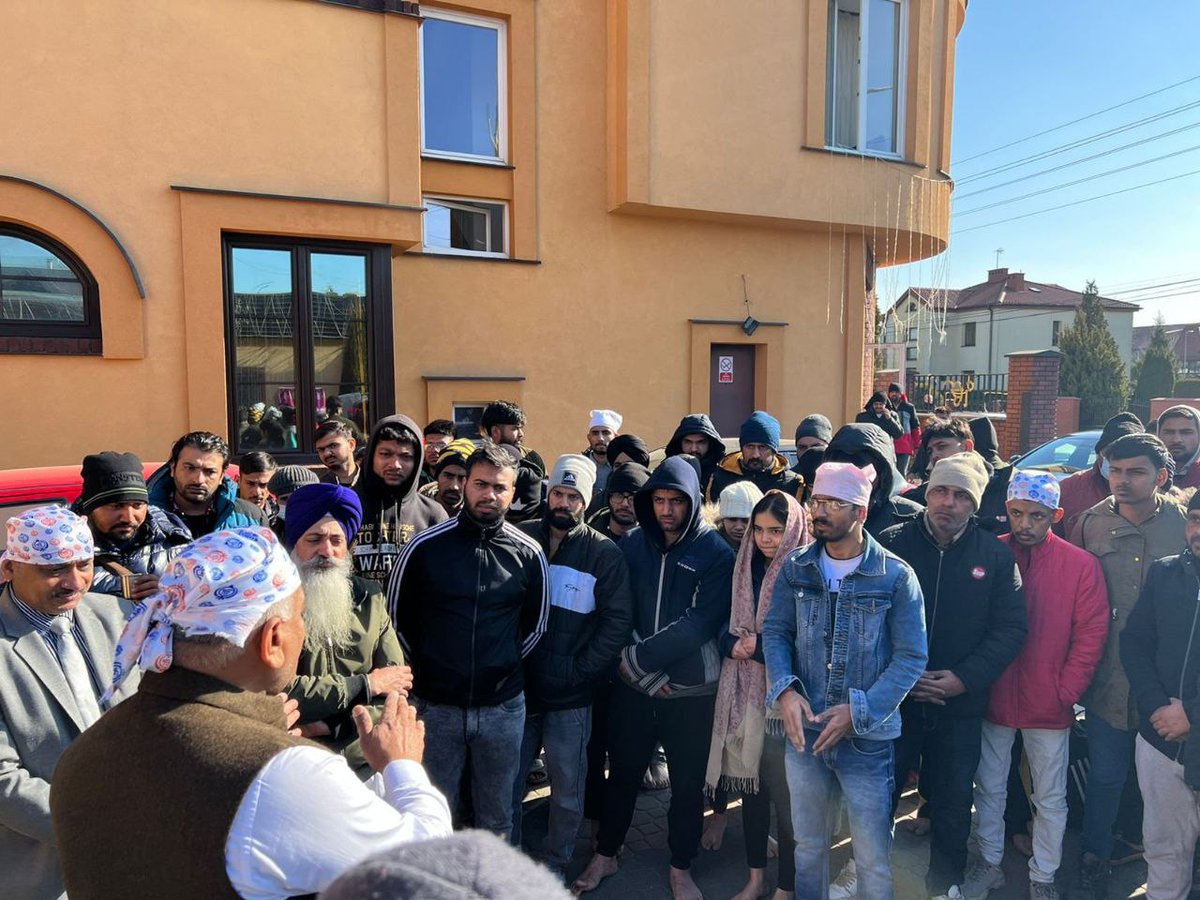 OsintUpdates's tweet photo. 🚨 Union Minister General (Retd) VK Singh meets 80 Indian students staying at Gurudwara Sri Guru Singh Sabha at Warsaw in Poland. https://t.co/vkBLs8kzRg