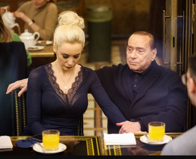 CorvinoSantino's tweet photo. Quando #Silvione aveva 53 anni, a Melito di Porto Salvo (Italia) nasceva la piccola Marta https://t.co/kFqRTChcyM