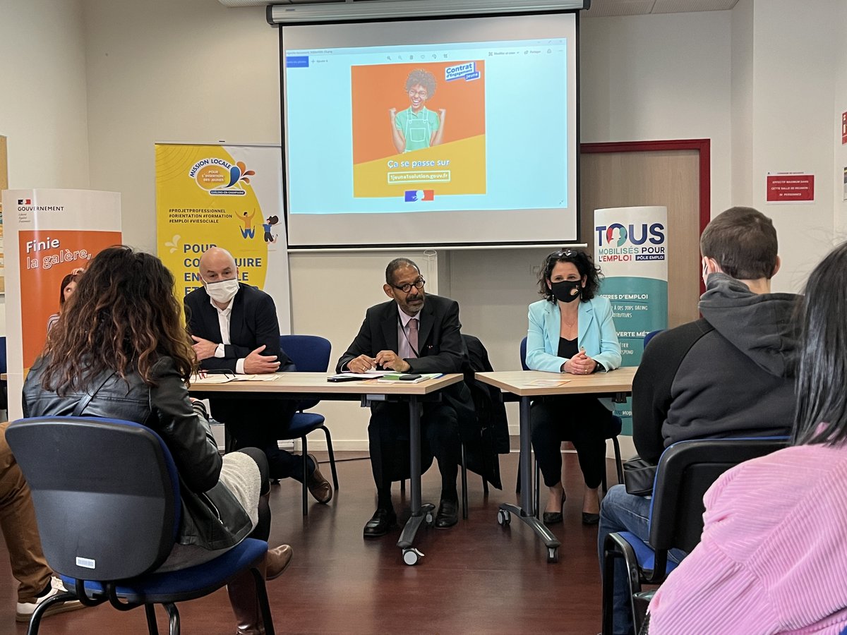 Prefet51's tweet photo. #CEJ #1jeune1solution 
🖊️ Signature des premiers contrats d'engagement jeune dans la #Marne @pole_emploi #Châlons et @MLChalons 
Emile Soumbo, secrétaire général, SP de l'arrondissement, a échangé avec bénéficiaires et partenaires sur ce dispositif d'accompagnement  personnalisé. https://t.co/B53XoW1EL4