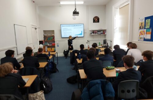 Year 10 Scholars looked at whether the pandemic brought with it a shared experience for the UK population - with Head of Economics Ms Ellis.  Read more about this lecture 👉bit.ly/3vydUjh @ElthamEconomics