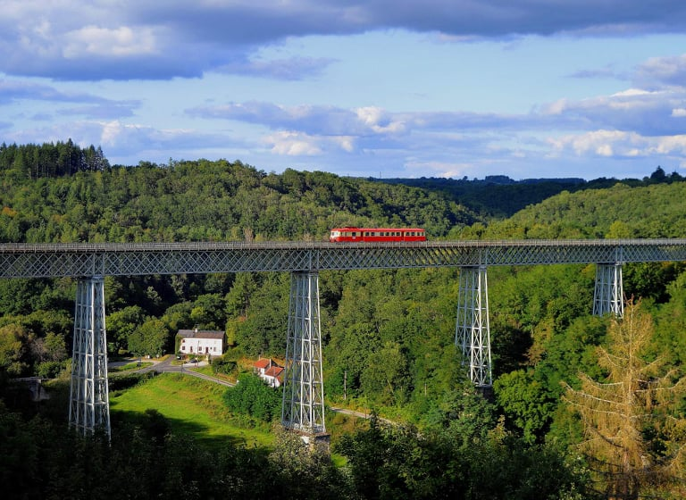 _cftst's tweet photo. ☀️Cet été, le #CFTST va mettre l'X 2141 à disposition de l'association Autorail Limousin dans le cadre de la saison estivale #AutorailCreusois

C'est cet esprit de partage et de mutualisation entre associations qui permet d'être plus fort ensemble 

📸 Patrick Landeau https://t.co/RS1nnaX1Tn