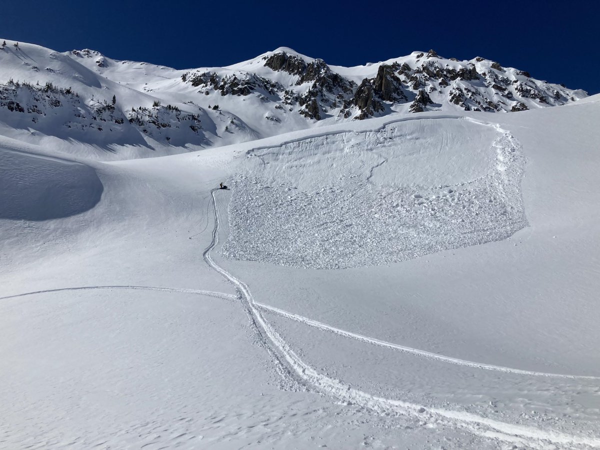 COAvalancheInfo's tweet photo. #CAICSawatch MOD(2of5) You can trigger avalanches large enough to bury or kill you on steep west to north to southeast-facing slopes. Be careful in these areas. Temperatures are warm. Look for wet gloppy snow surfaces to indicate possible wet snow problems https://t.co/kiL9xx9SKi https://t.co/hWa2erNluU
