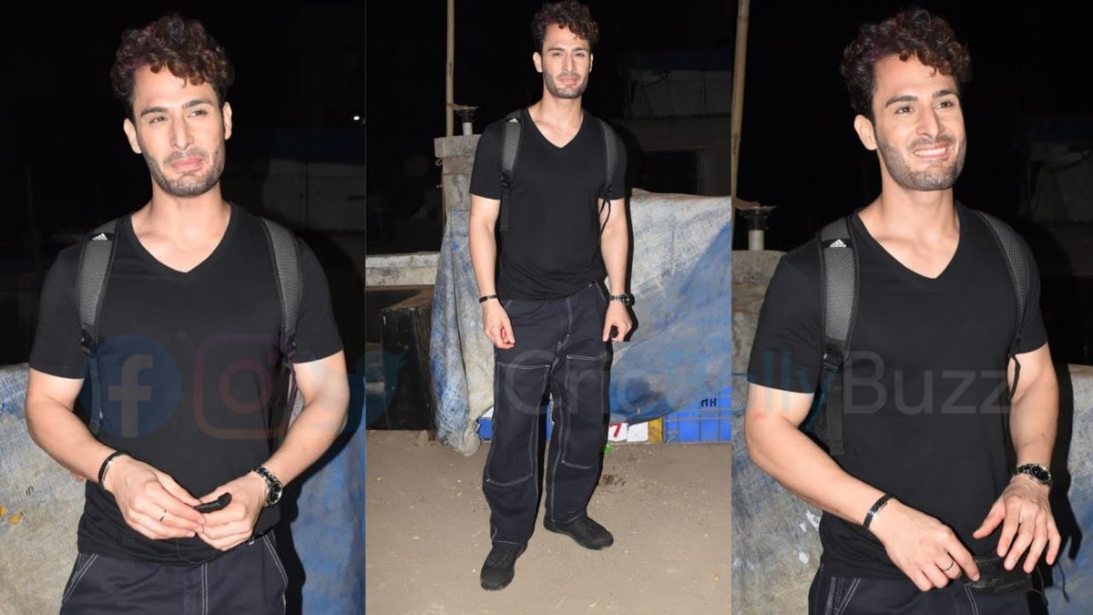 BollyTellyBuzz's tweet photo. Spotted📸: Handsome hunk #UmarRiaz gets papped at Versova Jetty today https://t.co/aogikrZlEr