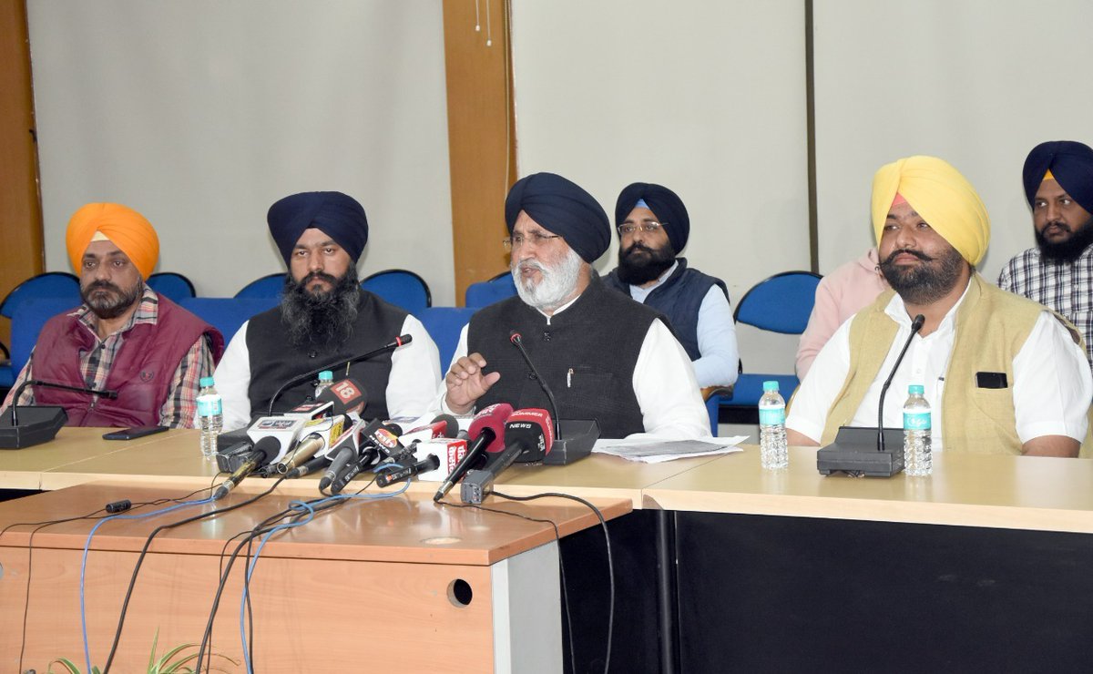 Akali Dal strongly opposes proposal to revert Punjab doctors back to the State from Chandigarh & hire new doctors from outside. It is a conspiracy against Punjab to dilute its share in Administration of UT : former Education Minister and party Spokesman @drcheemasad. 1/2