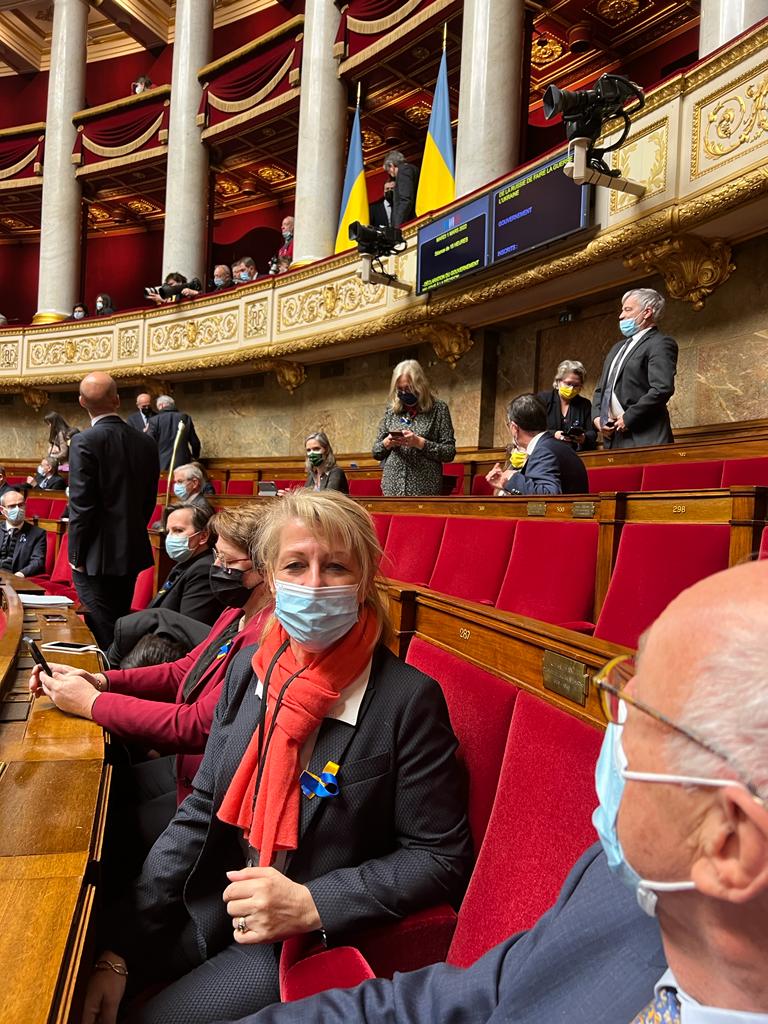 Beaucoup d'émotion et d'applaudissements à l'Assemblée pour nos amis Ukrainiens et leur Président #Zelensky, dont le courage est un exemple.

V. Poutine, par son action irresponsable, met en danger l'avenir de tout un peuple et la stabilité du monde.

Nous saurons être fermes.