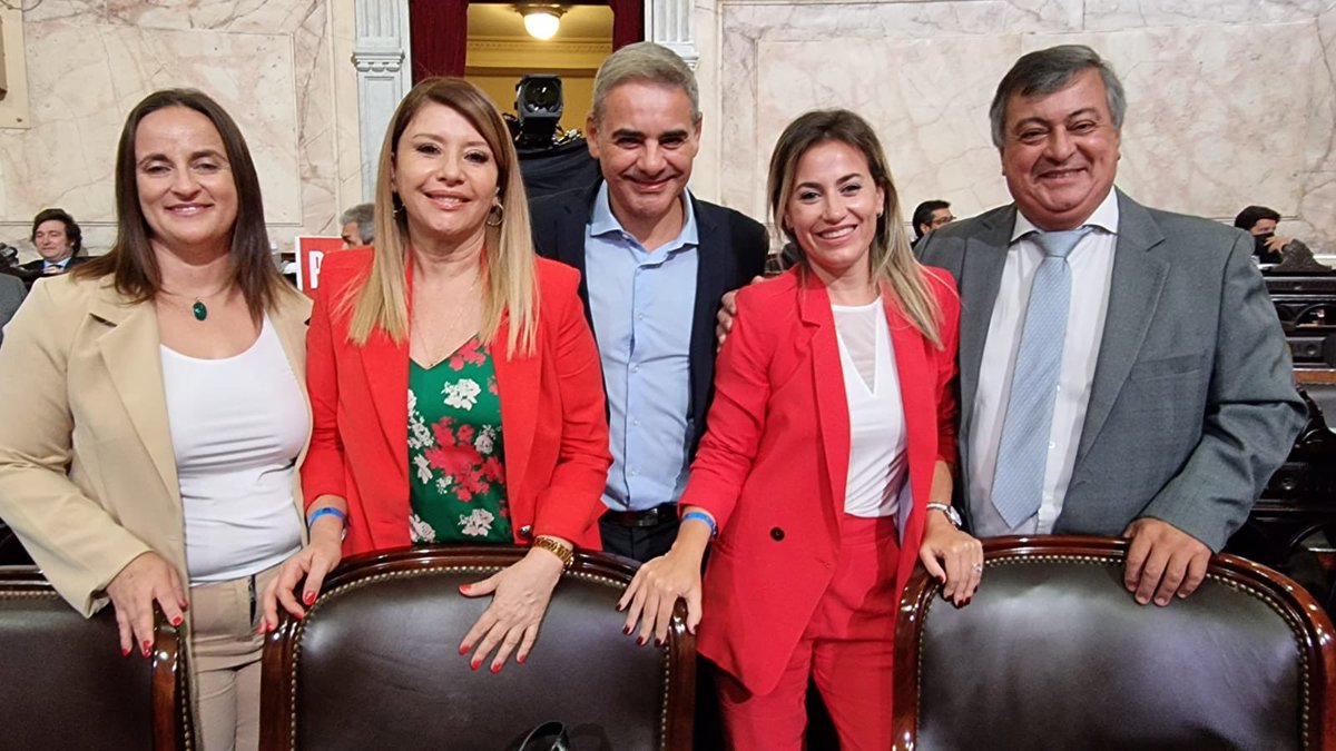 Junto a los compañeros y compañeras del <a href="/FrenteRenovador/">Frente Renovador</a> en la #AperturaSesiones2022 donde estaremos acompañando al Presidente de la Nación <a href="/alferdez/">Alberto Fernández</a> y al Presidente de la Cámara de <a href="/DiputadosAR/">Diputados Argentina</a> <a href="/SergioMassa/">Sergio Massa</a>