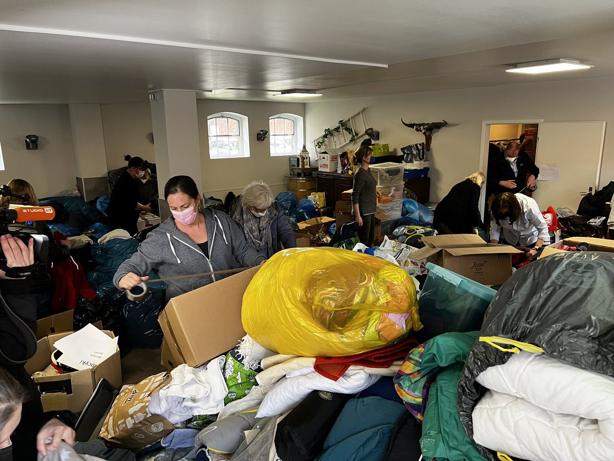 Liebe Leute, es ist dringend: Im #Steinhof in #Duisburg-Huckingen werden seit gestern Sachspenden für die #Flüchtenden aus der #Ukraine gesammelt, heute Abend erster LKW. Man kommt nicht nach und braucht DRINGEND Helfer zum Packen!! Wer Zeit hat: Bitte helfen. 

Teilen wäre toll!