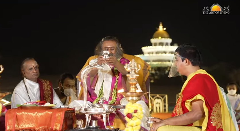ArtofLiving's tweet photo. @SriSri रविशंकर जी की उपस्थिति में #महाशिवरात्रि का महा उत्सव आरम्भ💐 @BangaloreAshram #MahaShivratri_Special #Mahashivratri https://t.co/m4vkLsRMjZ