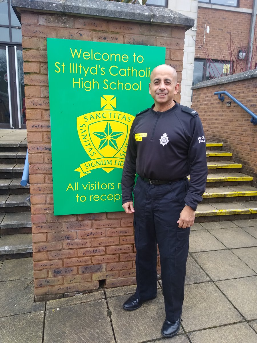 Thank you <a href="/BazNarbad3850/">Bharat ‘Baz’ Narbad QPM</a> from @SWPCardiff for talking with a group of Yr11 pupils from <a href="/StIlltydsCHS/">St Illtyd's C.H.S</a> today who were interested in a career in South Wales Police. Thank you for taking the time to talk with them about the roles available and the different routes in #apprenticeships