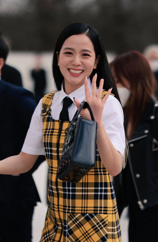 JISOO LOOKS tweet media