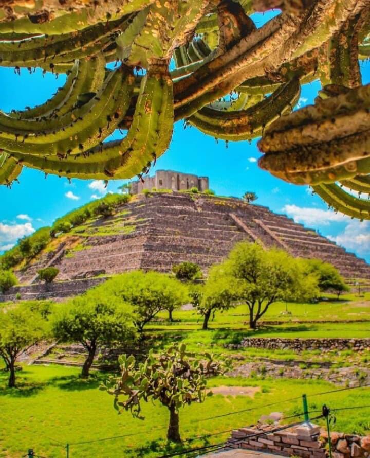 ReporteQRO_'s tweet photo. ¿Pirámides en #Querétaro? Bueno, en Corregidora. El Cerrito data del año 300 antes de Cristo. Fue un centro ceremonial religioso-politico muy importante. Fue contemporánea de Tula y de Teotihuacán de la cultura Chichimeca y Tolteca. Así de grande nuestra historia ❤️ https://t.co/bNub2hfIM7