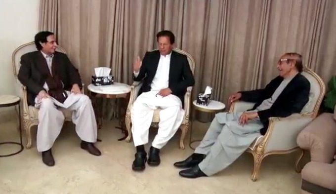apppashto's tweet photo. د وزيراعظم عمران خان د پخواني وزيراعظم چوهدري شجاعت حسېن او د پنجاب اسمبلۍ سپيكر چوهدري پروېز الٰهی سره ملاقات https://t.co/j7HHs72Q3b
#PM_Imran https://t.co/MlQCxJgH33