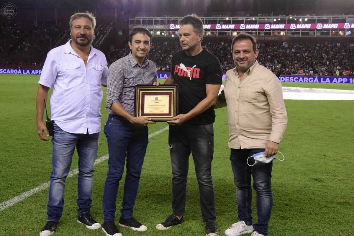 clublanus's tweet photo. 🇱🇻🤝 En el entretiempo del partido de anoche, reconocimos a @catigreoficial por su reciente ascenso a Primera División. https://t.co/uJw8V2Djmc