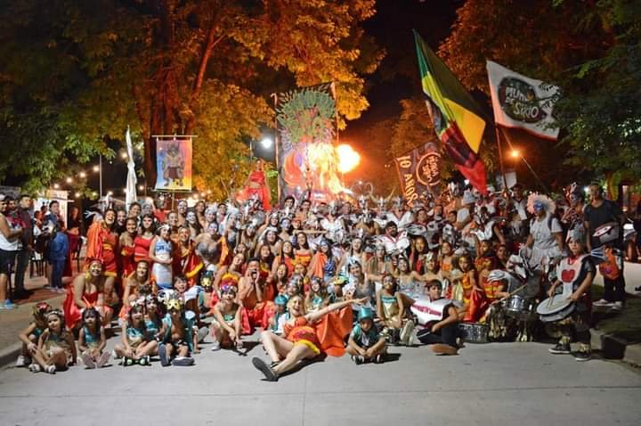 rattofranc's tweet photo. 🎉 ¡Una nueva noche de carnaval en Areco! 🎉

➡️ Desde las 21 hs, junto a una gran convocatoria de gente, locales y turistas disfrutamos del desfile de carrozas, murgas y disfraces.

📸 Compartimos algunas imágenes de lo vivido, con mucho color y alegría. https://t.co/Oyd2PoOHm7