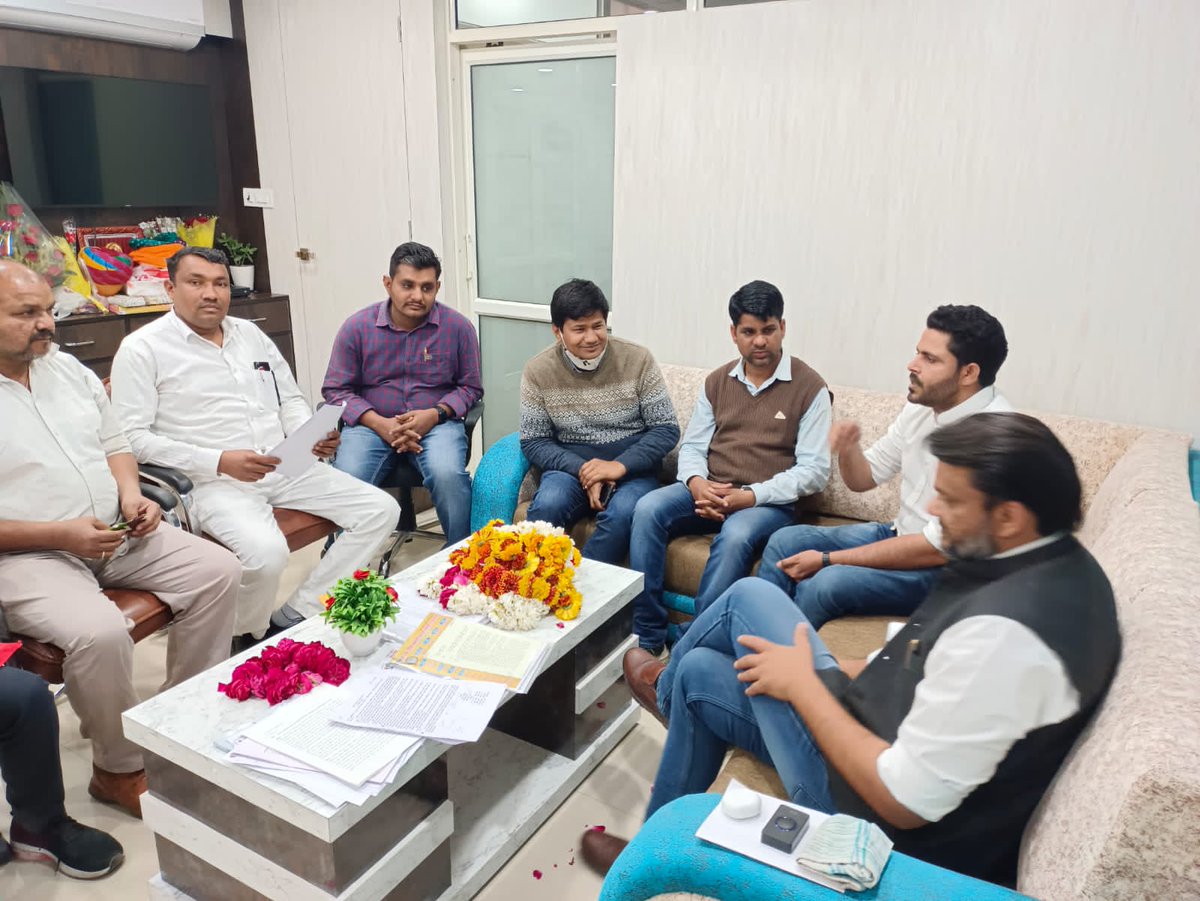 irabose11's tweet photo. शहीद स्मारक जयपुर चल रहे धरने मैं मुख्यमंत्री के OSD श्री लोकेश शर्मा जी से डेलिगेशन की वार्ता करवायी।
पटवार भर्ती में 4th शिफ्ट नॉर्मलाइजेशन को लेकर ,मशीन विद मैन कंप्यूटर ऑपरेटर ,विद्या संबल योजना ,पशुपालन विभाग में पशुधन स्वर्ग के उच्चता सीनियरिटी।
@_lokeshsharma https://t.co/WrbTlqoB5A