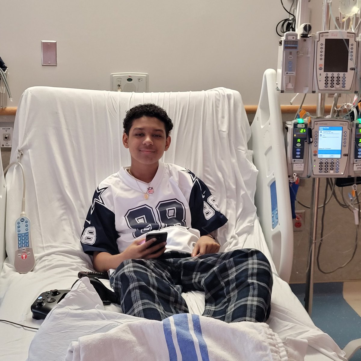 stephaniefeble1's tweet photo. @_CeeDeeThree wore his lucky 88 for transplant day https://t.co/rCNLHr0yNR