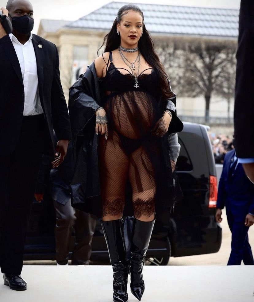 MOSSYVIBES's tweet photo. rihanna arriving to dior fw22 show in paris https://t.co/22QUNRiZxU