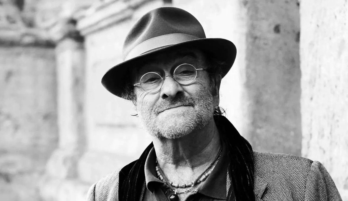 InternoPoesia's tweet photo. «Conosco un posto nel mio cuore
dove tira sempre il vento
per i tuoi pochi anni e per i miei che sono cento
non c'è niente da capire, basta sedersi ed ascoltare»

10 anni senza Lucio Dalla ❤️ https://t.co/uLWhfBZaao