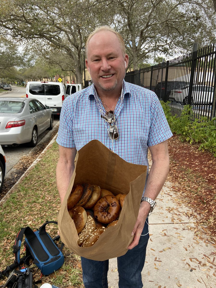 TeddyAviles's tweet photo. Thank you @JeffPassan for the bagels https://t.co/vEOMjJj2T8